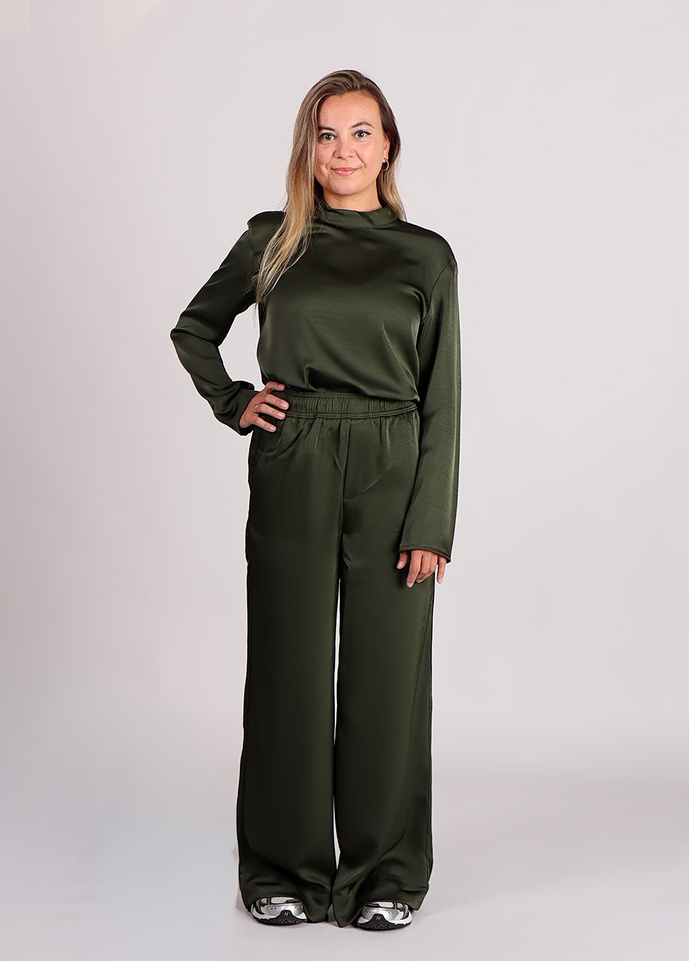 mbyM Linea Short LS-M blouse satijn donker groen voorkant model met groene satijnen broek