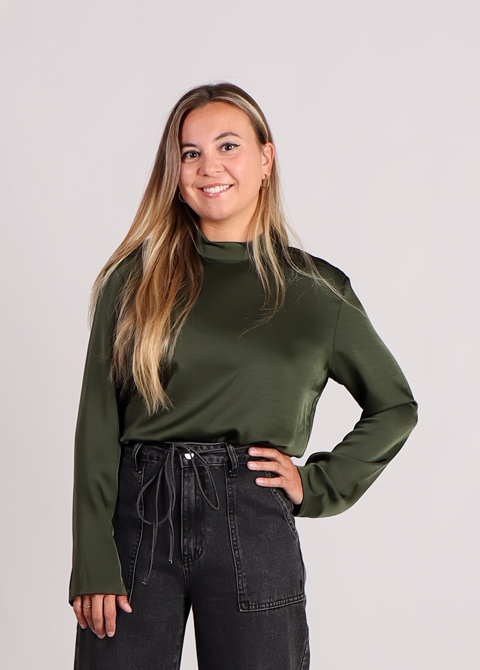 mbyM Linea Short LS-M blouse satijn donker groen voorkant model zwarte denim