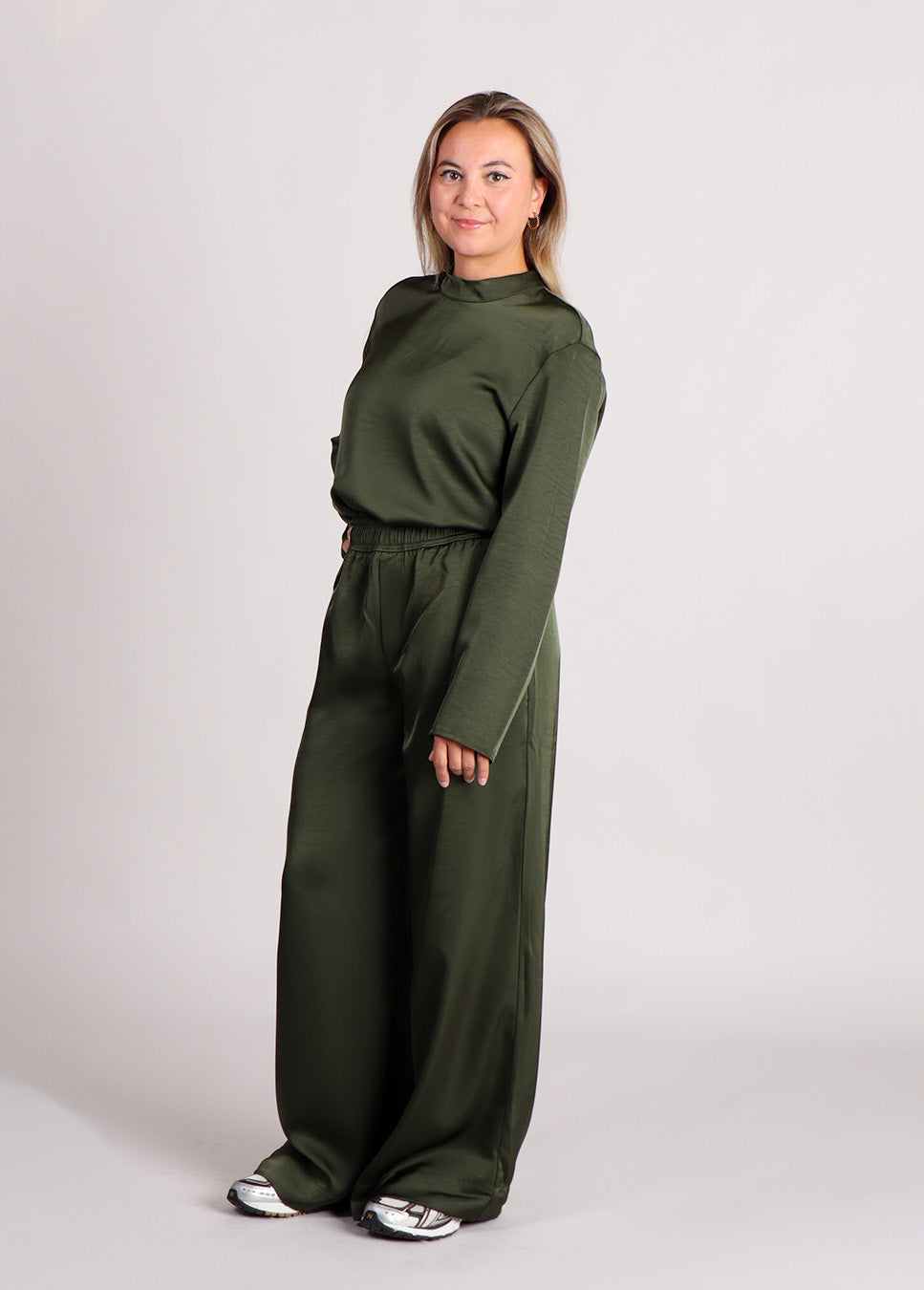 mbyM Linea Short LS-M blouse satijn donker groen zijkant model