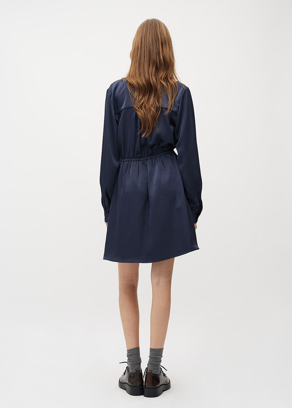 mbyM Nayah-M midi-jurk glanzend satijn blauw achterkant van model