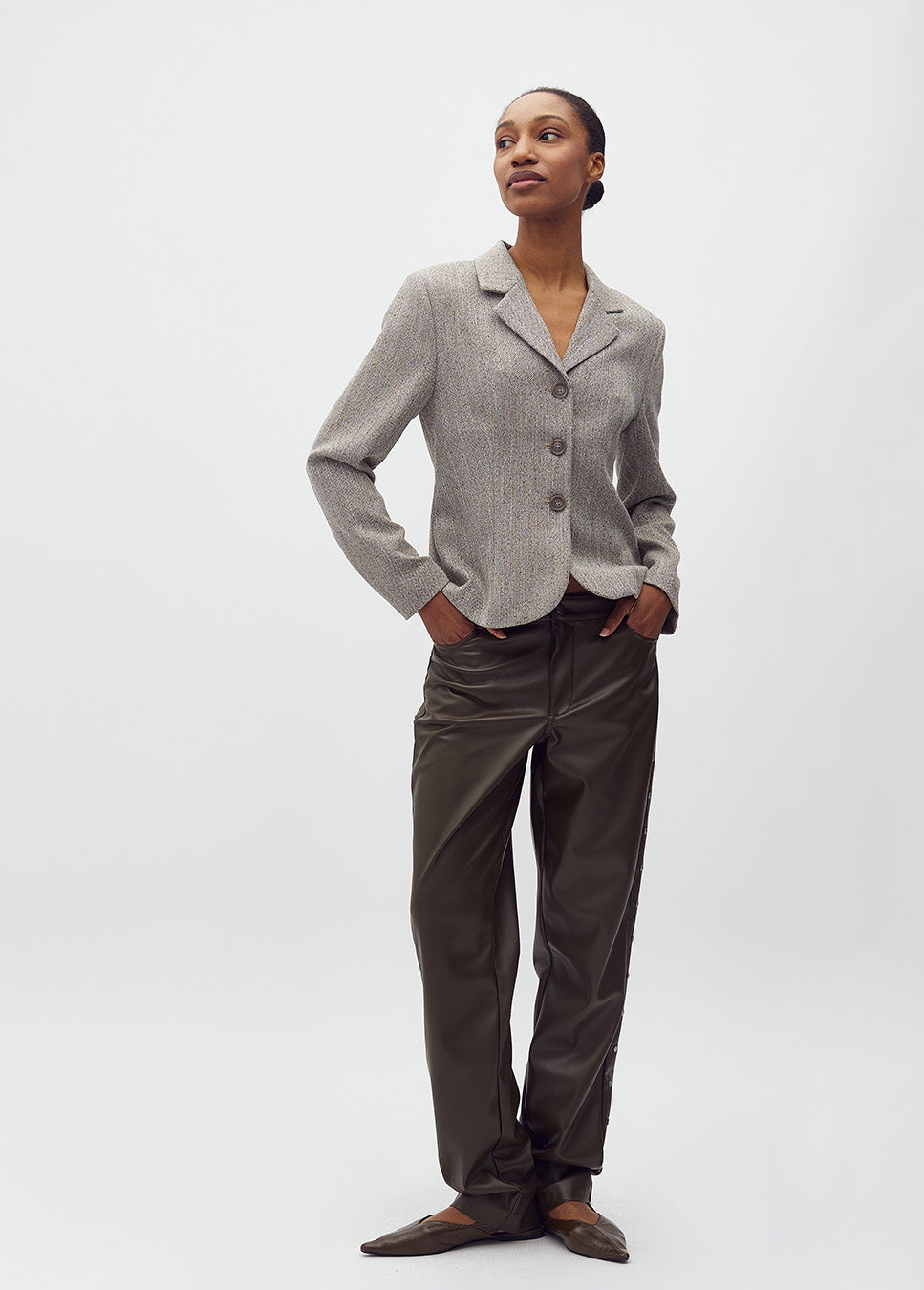 mbyM Petalla-M broek vegan leather met studs groen voorkant model met grijze blazer