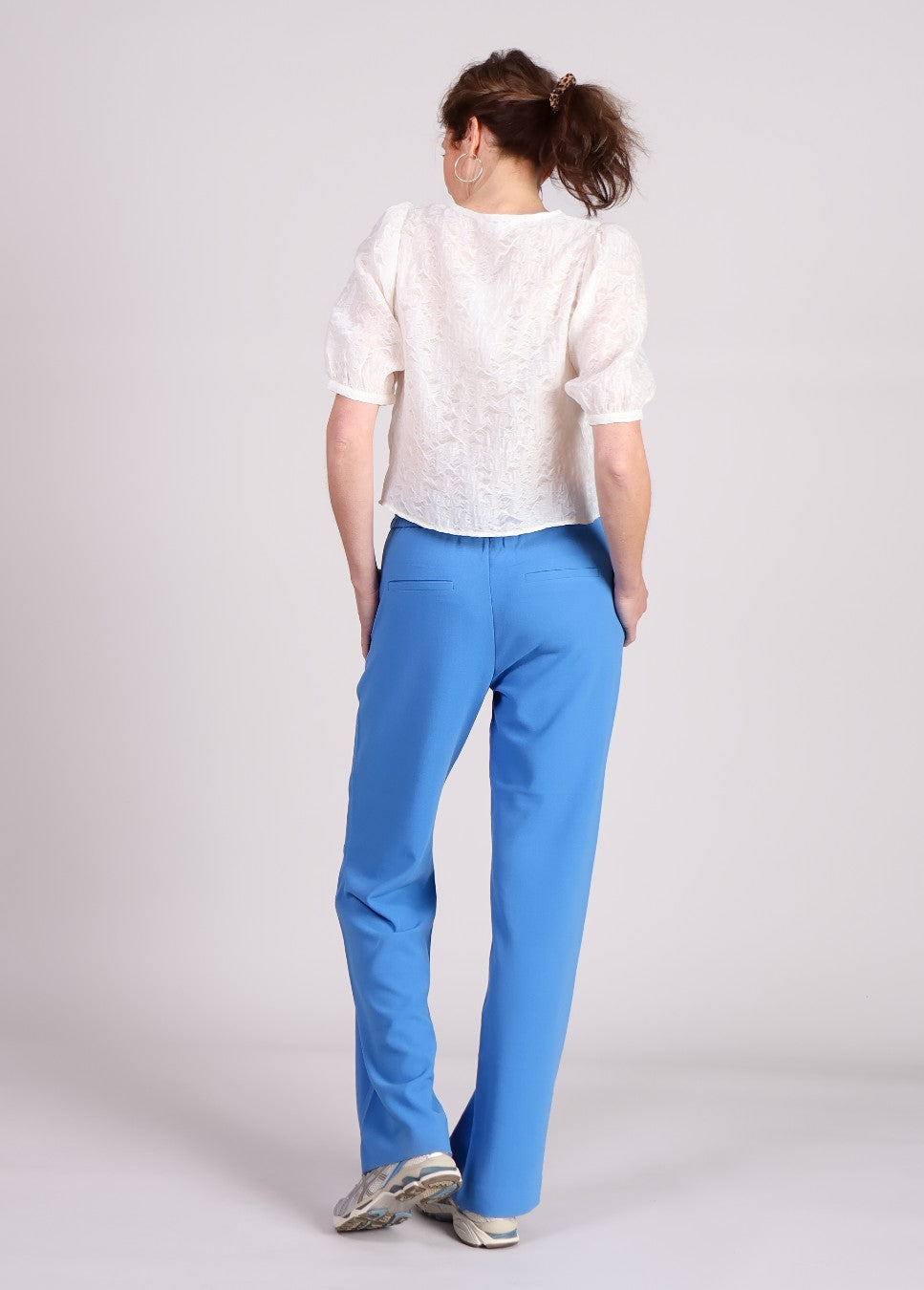 achterkant mbyM phillipa-M pants, broek met elastische tailleband blauw van kleur op model