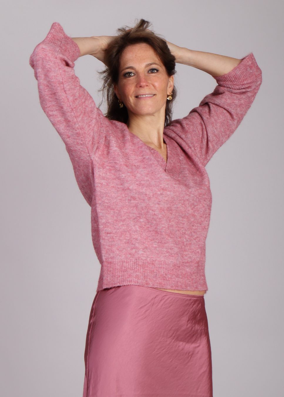 mbym trui peeta roze gebruide op model voorkant