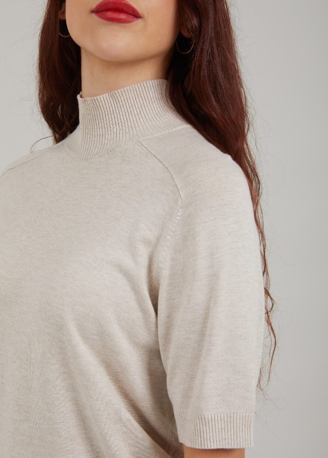 Heerlijk zacht en comfortabel deze fijn gebreide knit van CC Heart. De Ella coltrui met korte mouwen valt mooi aansluitend en lang. De fijn gebreide top is een perfecte basic voor het voorjaar. Super leuk te combineren met de glanzende rok van CC Heart. Shop de nieuwe collectie dames tops, dames basics, beige truien.