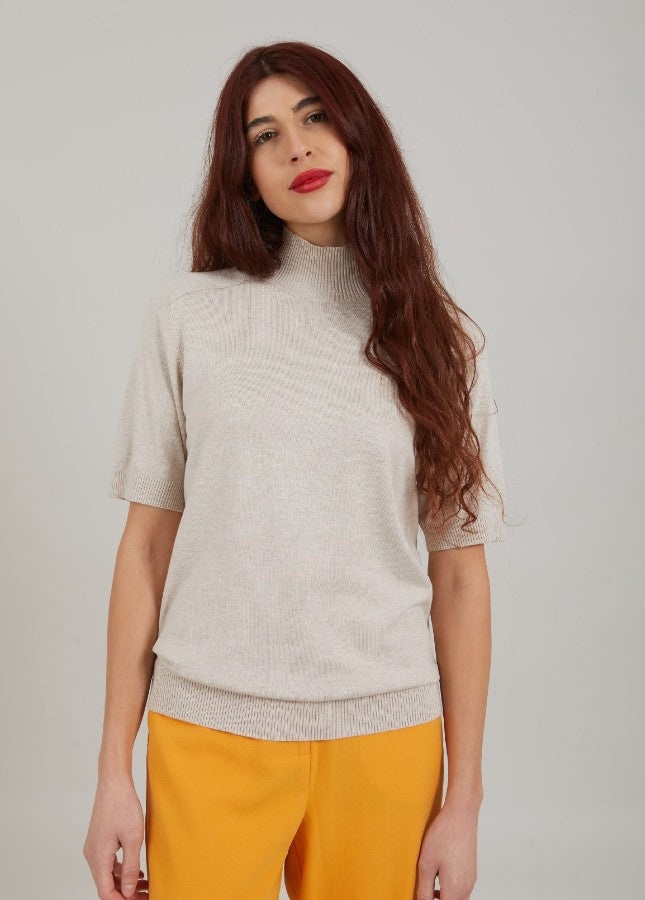 Heerlijk zacht en comfortabel deze fijn gebreide knit van CC Heart. De Ella coltrui met korte mouwen valt mooi aansluitend en lang. De fijn gebreide top is een perfecte basic voor het voorjaar. Super leuk te combineren met de glanzende rok van CC Heart. Shop de nieuwe collectie dames tops, dames basics, beige truien.