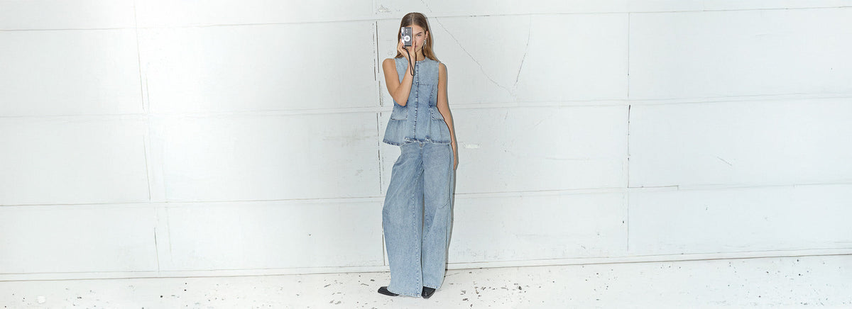 Denim trends lente zomer 2026 met wide leg jeans, lichte wassingen en denim sets voor dames