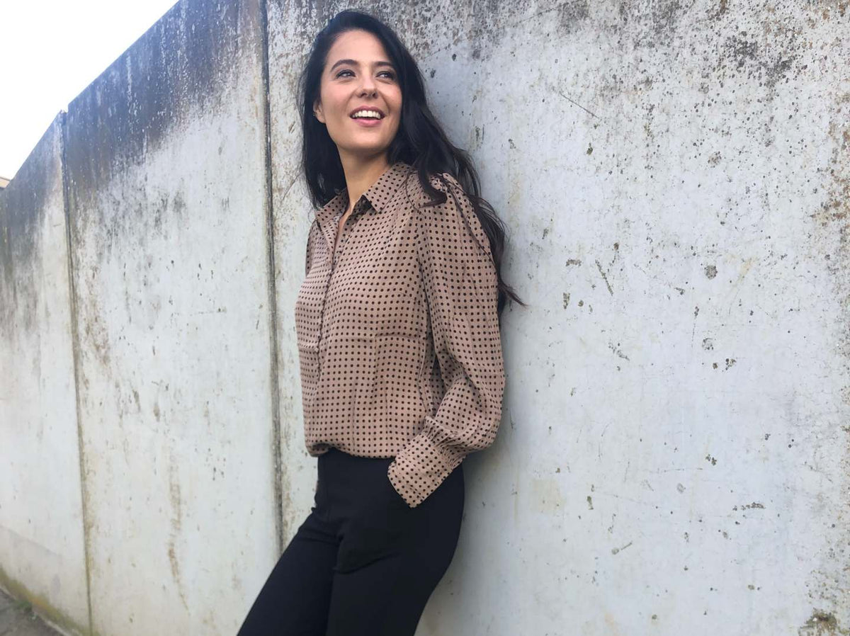 Online Fashion Boetiek Aniek I Een heerlijke everyday look. De zwarte flared pantalon is een van de bestsellers van Modstrom. Door het rekbare materiaal en de elastische taille heeft deze broek de perfecte pasvorm. De pantalon heeft wijd uitlopende pijpen