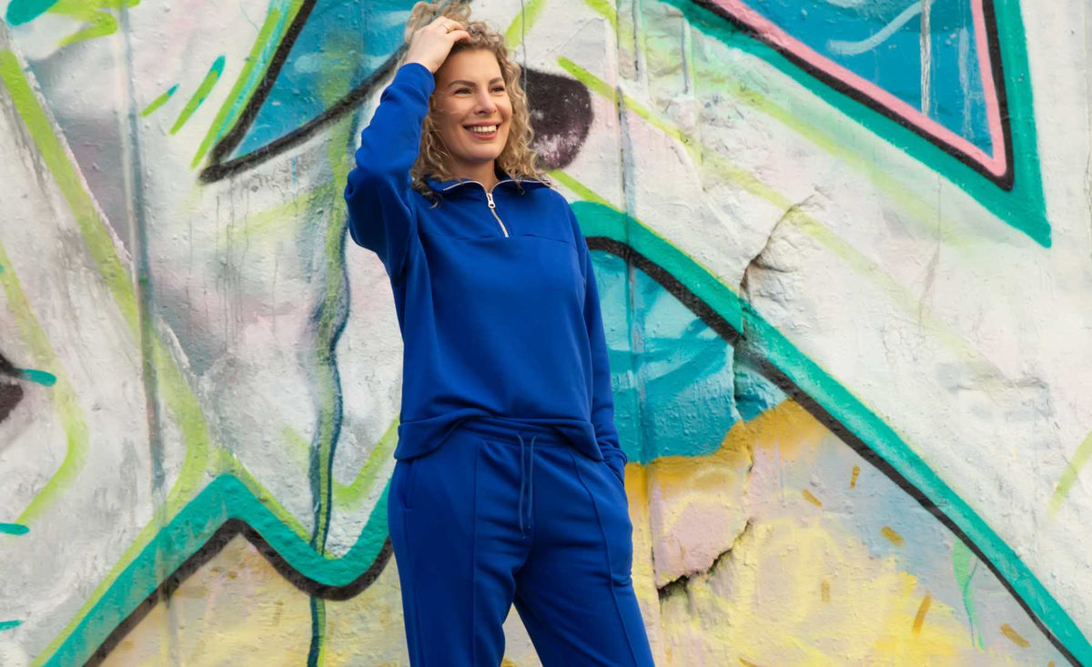  Loungewear is nog steeds een dominante trend. Heerlijk comfortabel en lekker sportief. Deze trendy loungewear mag gezien worden. Dit mooie lounge pak van Modstrom in de trendkleur blauw is gemaakt van biologisch katoen. 