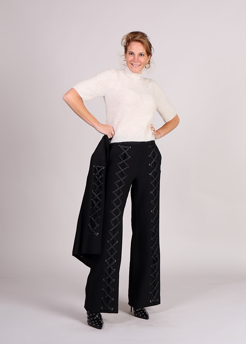 mbyM Clara Crew-M trui gebreid korte mouwen beige voorkant model met zwarte pantalon