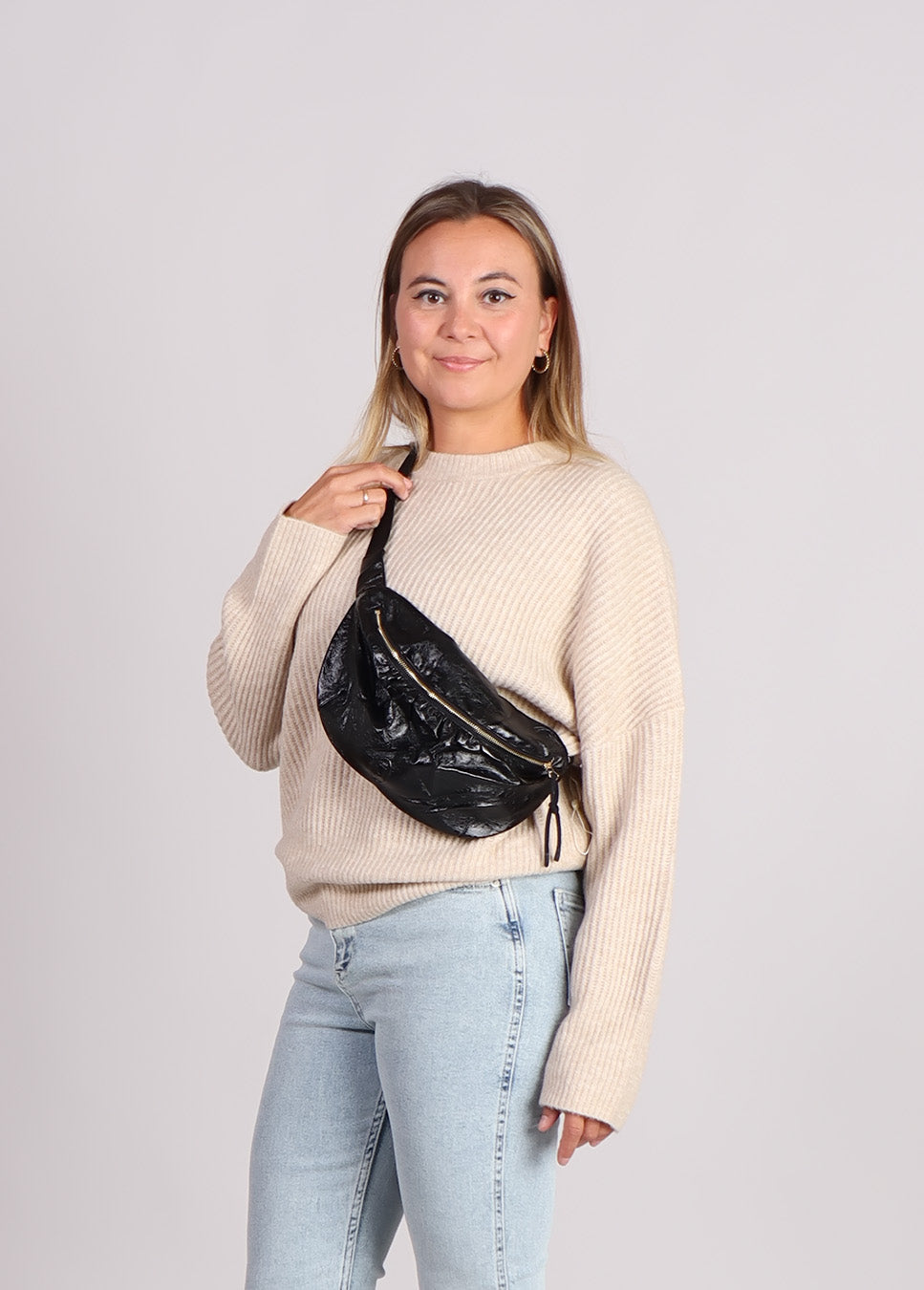 FRNCH Satie lakleren bumbag tas zwart zijkant model