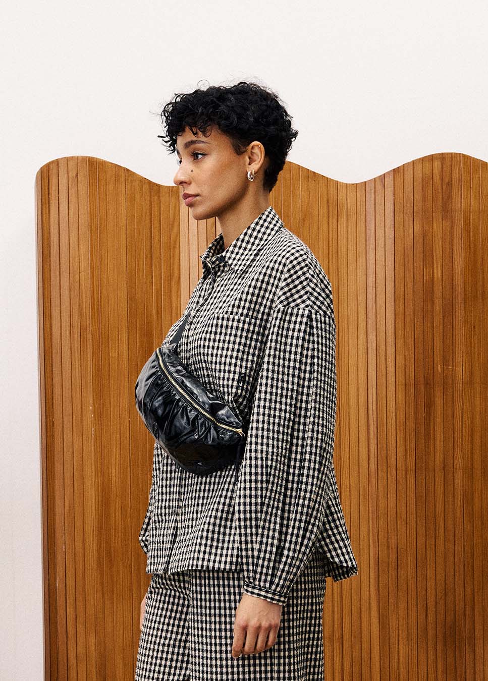 FRNCH lakleren bumbag tas zwart zijkant model met zwart witte blouse