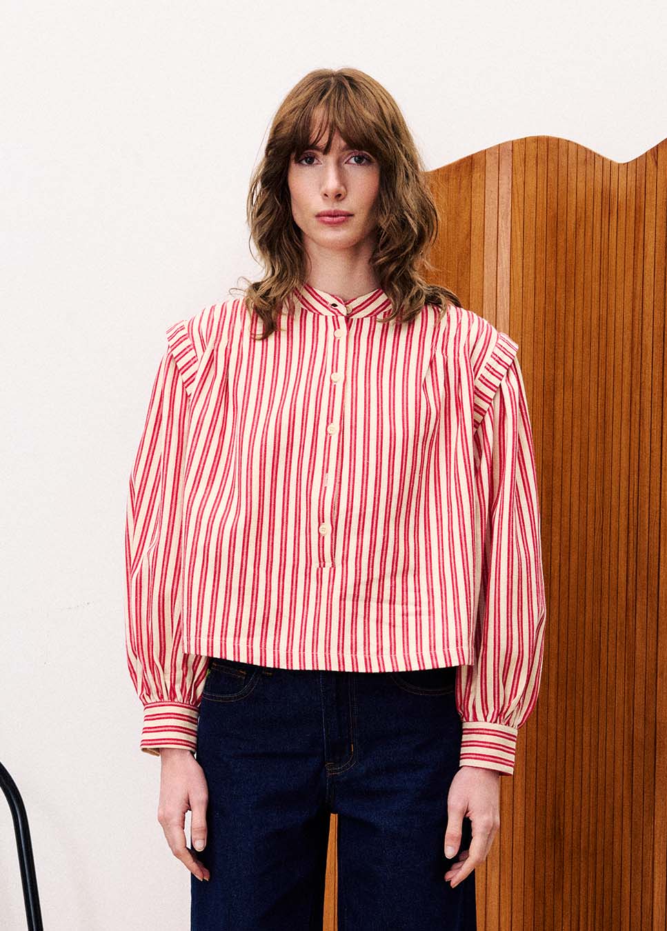 FRNCH CHC25647 blouse met schouderdetails gestreept rood wit voorkant model