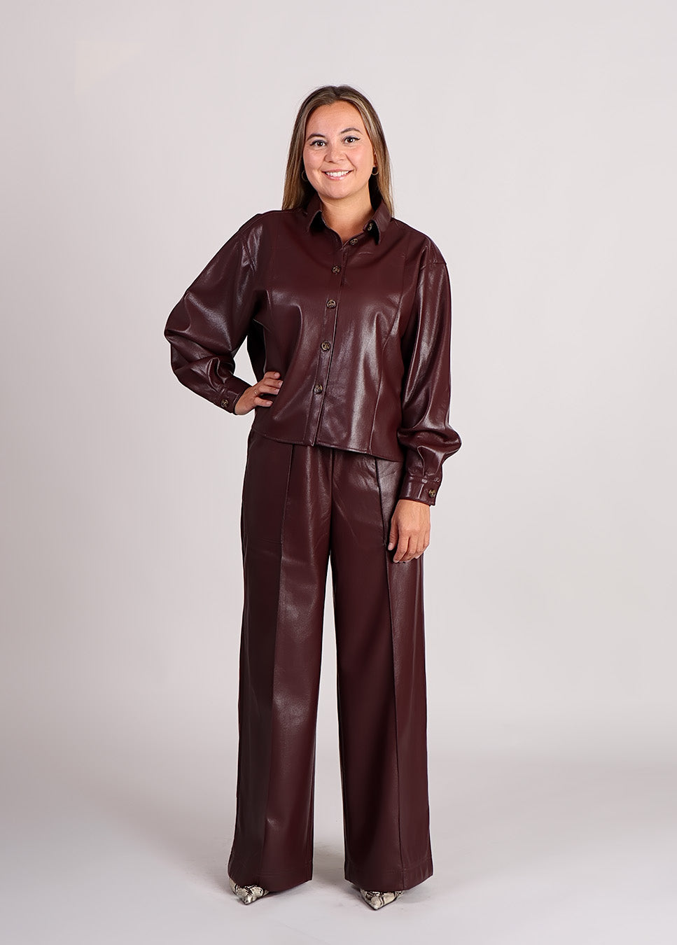 FRNCH Simone lakleren blouse vegan leather bordeaux rood voorkant model met bordeaux rode broek