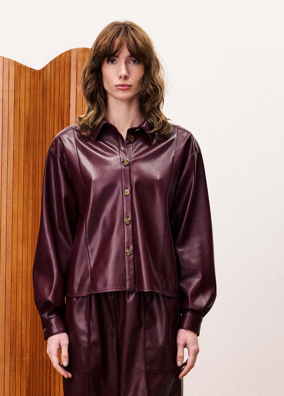 FRNCH CHC25663 lakleren blouse vegan leather bordeaux rood voorkant model
