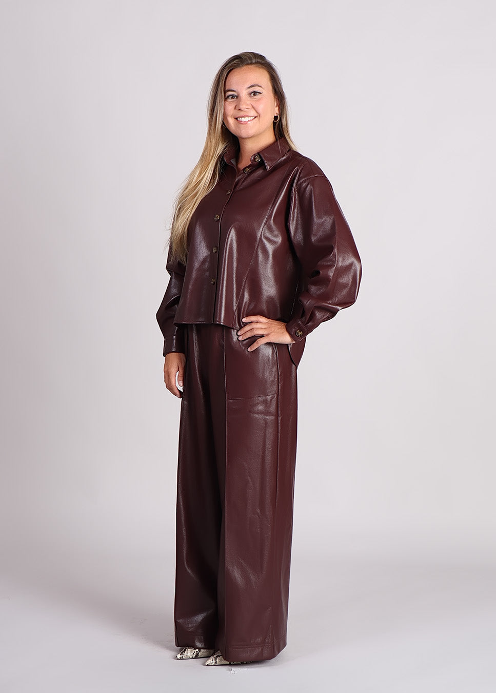 FRNCH Simone lakleren blouse vegan leather bordeaux rood zijkant model