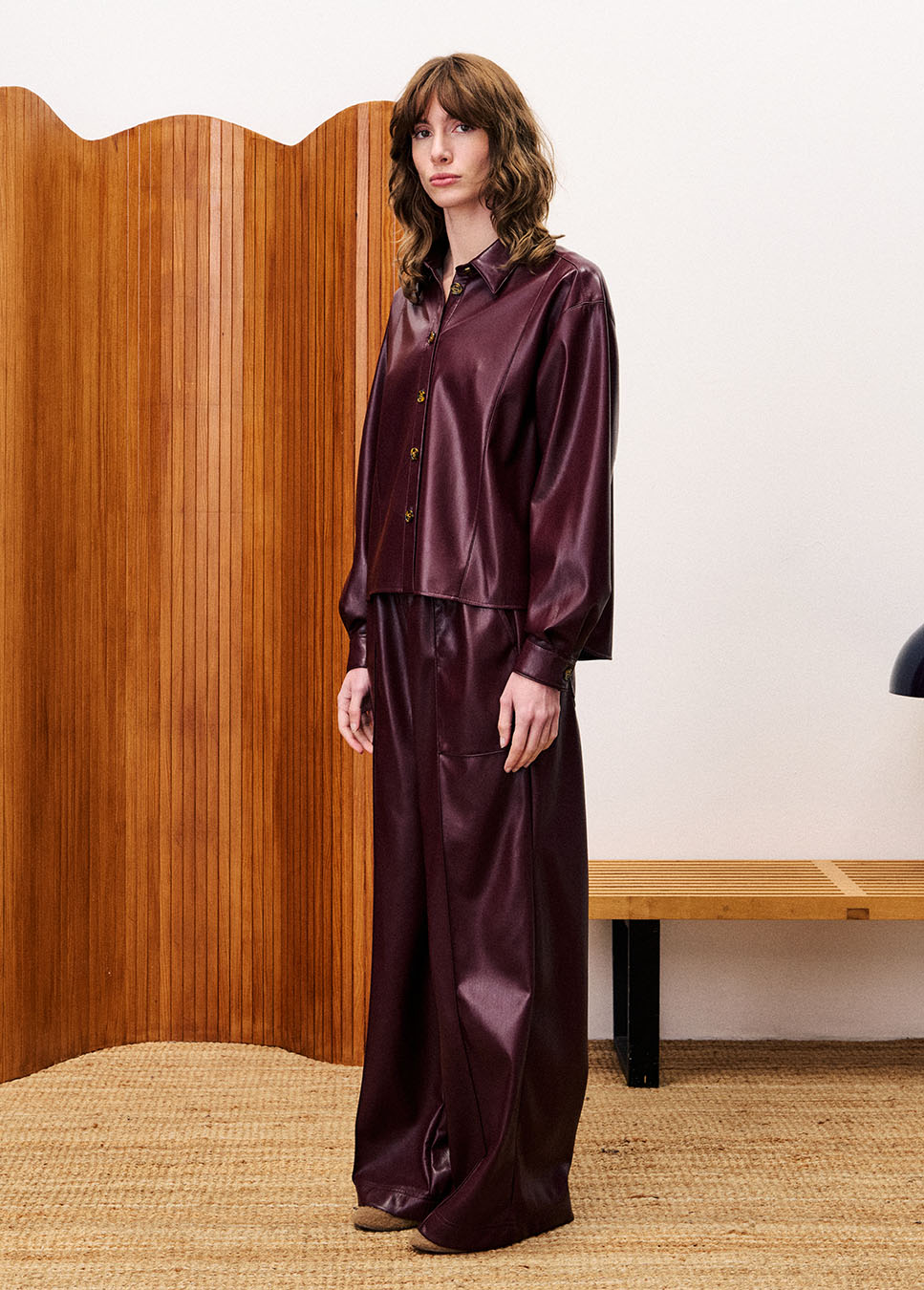 FRNCH CHC25663 lakleren blouse vegan leather bordeaux rood voorkant model met rode lakleren broek