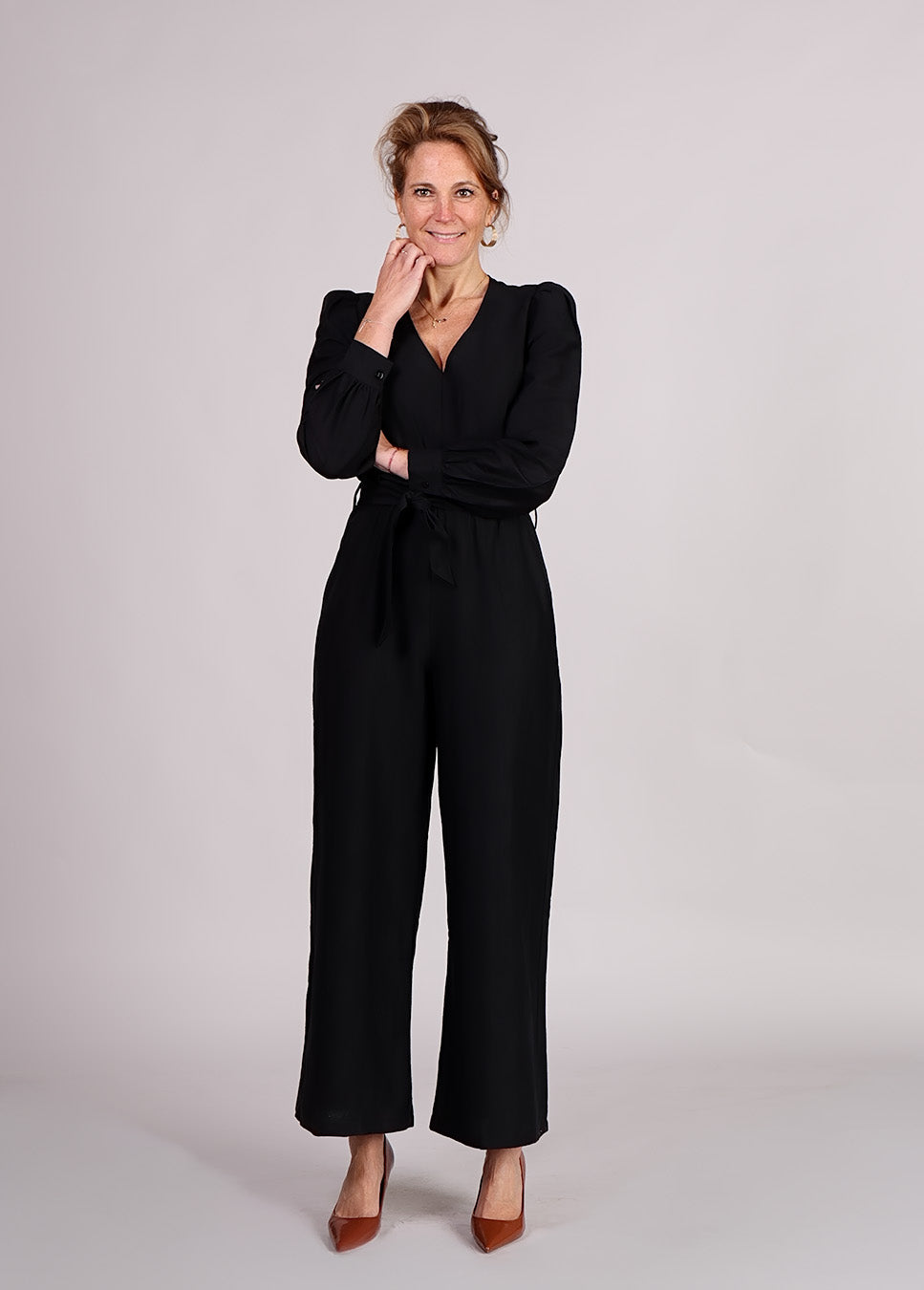 FRNCH Cardamom jumpsuit met strikceintuur en pofmouw zwart voorkant op model 