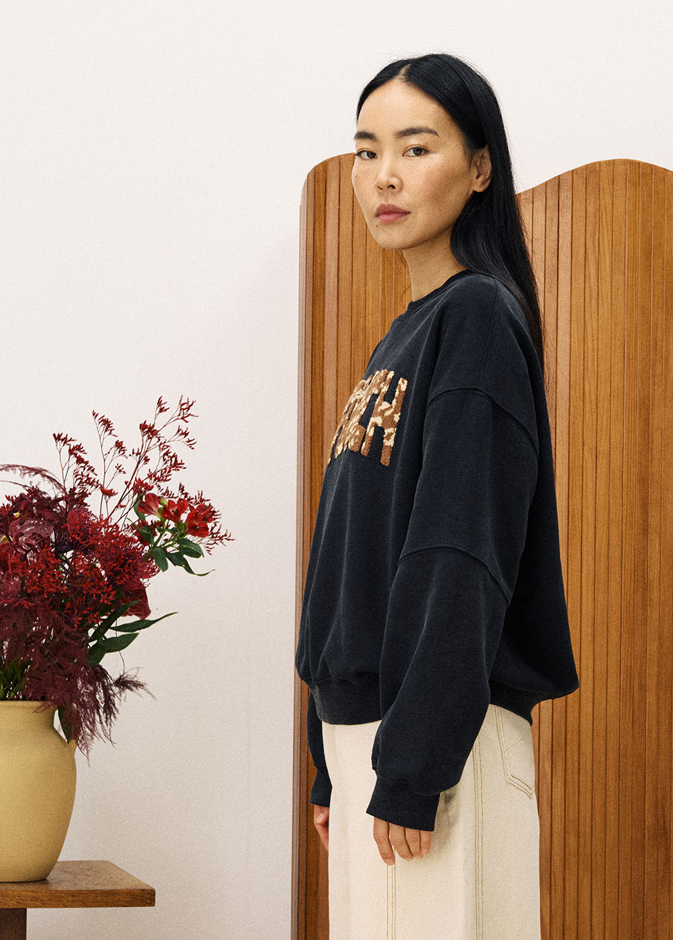 FRNCH CHC25704 sweater met opdruk grijs zijkant model