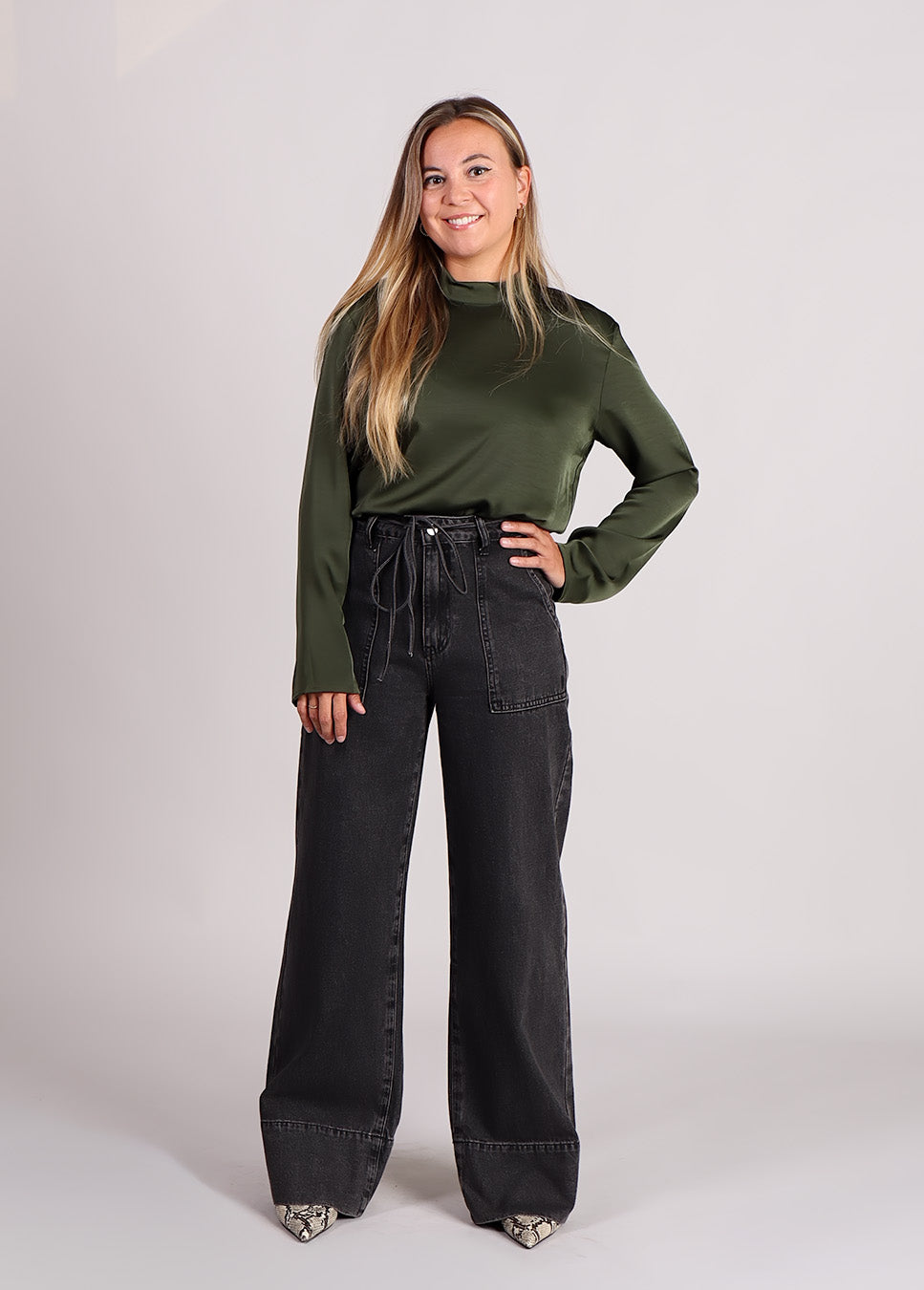 FRNCH Clarkia jeans wide-leg grote voorzakken zwart voorkant met groene satijnen blouse