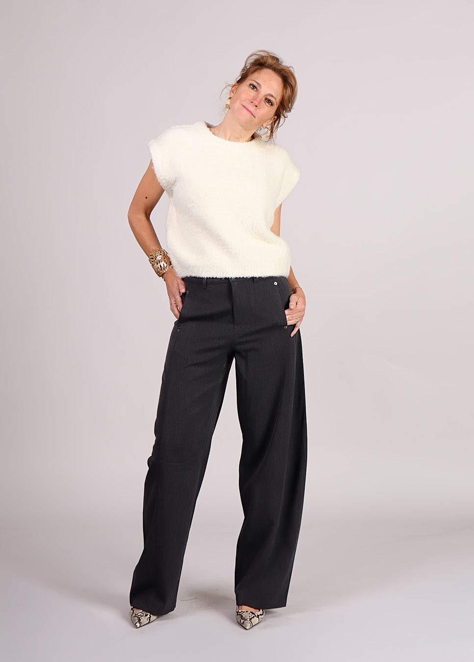 FRNCH Jasmin spencer gebreid wol wit voorkant model met grijze pantalon