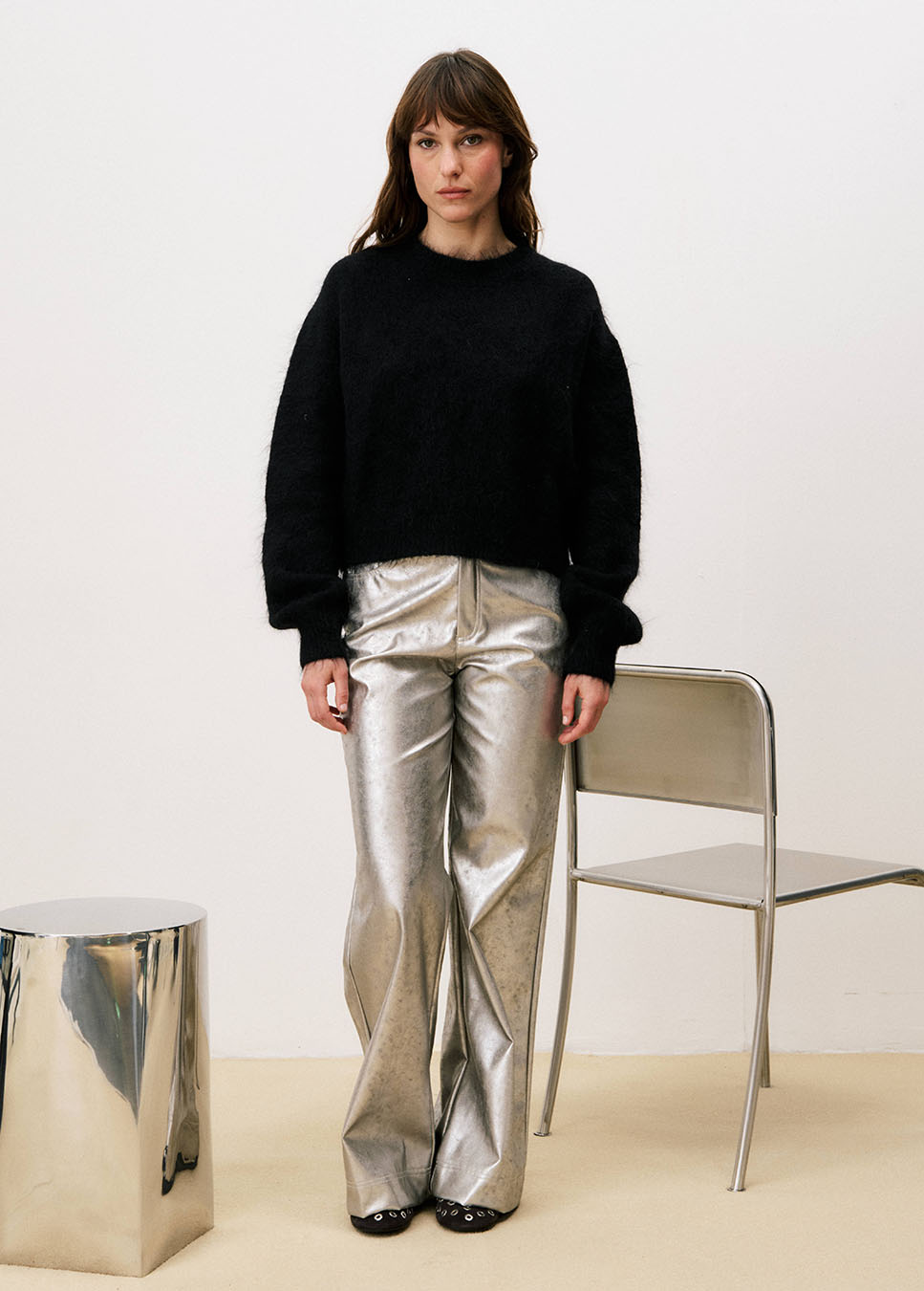 FRNCH Cristalle broek wide-leg zilver voorkant model met zwarte gebreide trui