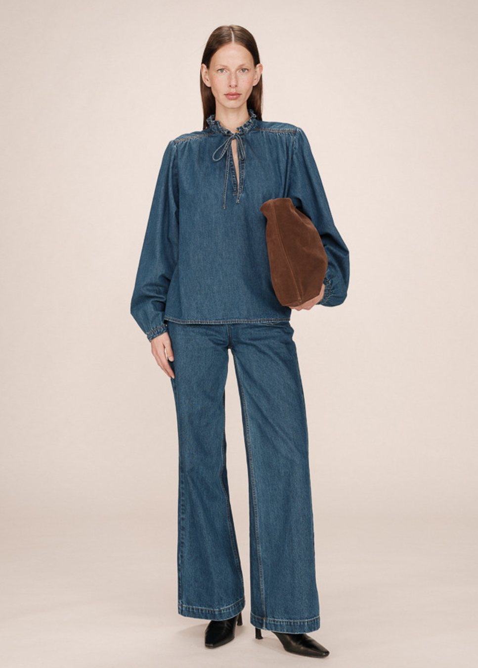 Blauwe denim blouse grace  & Mila op model staand