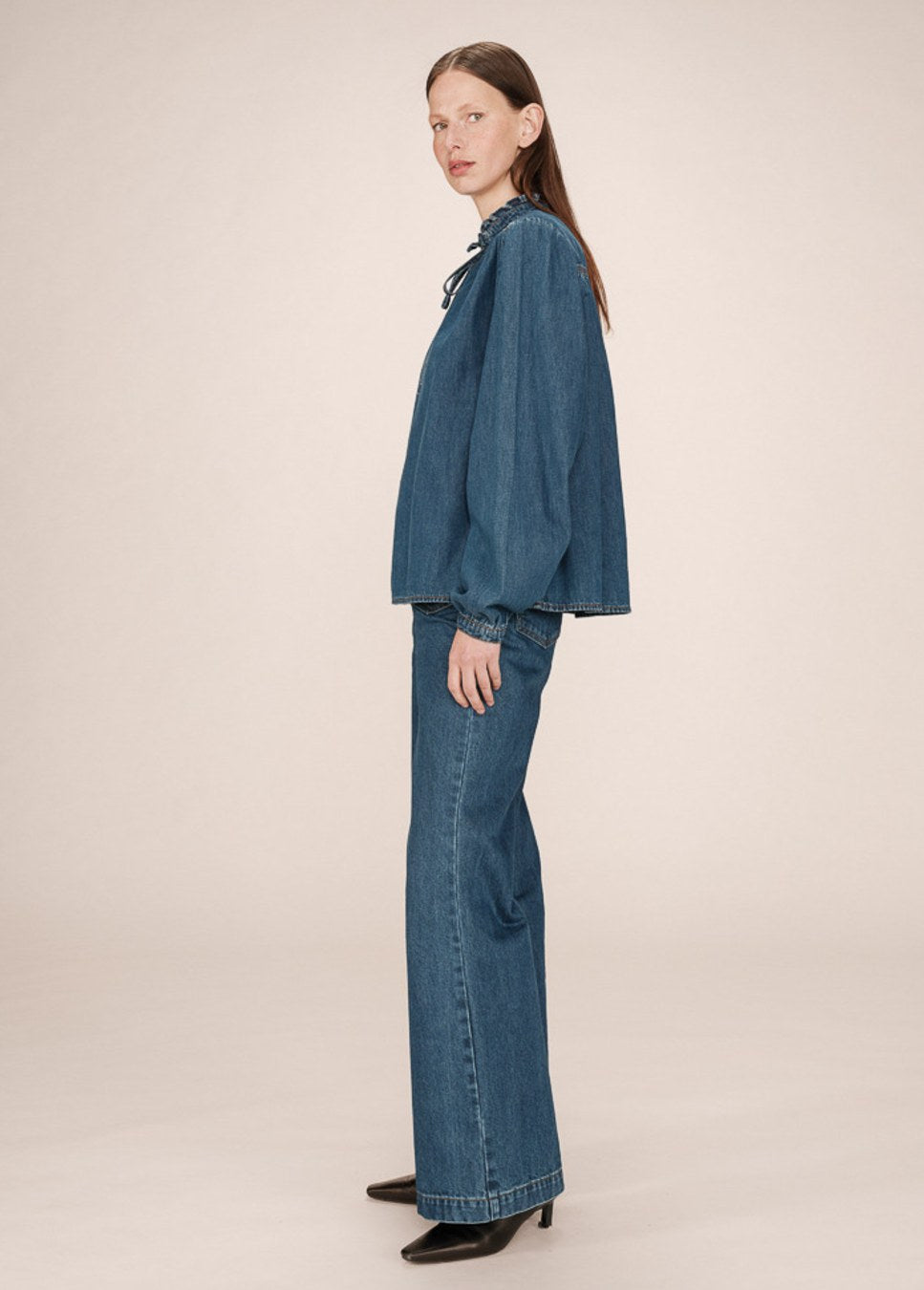 Grace & Mila salsa denim blouse op model zijkant