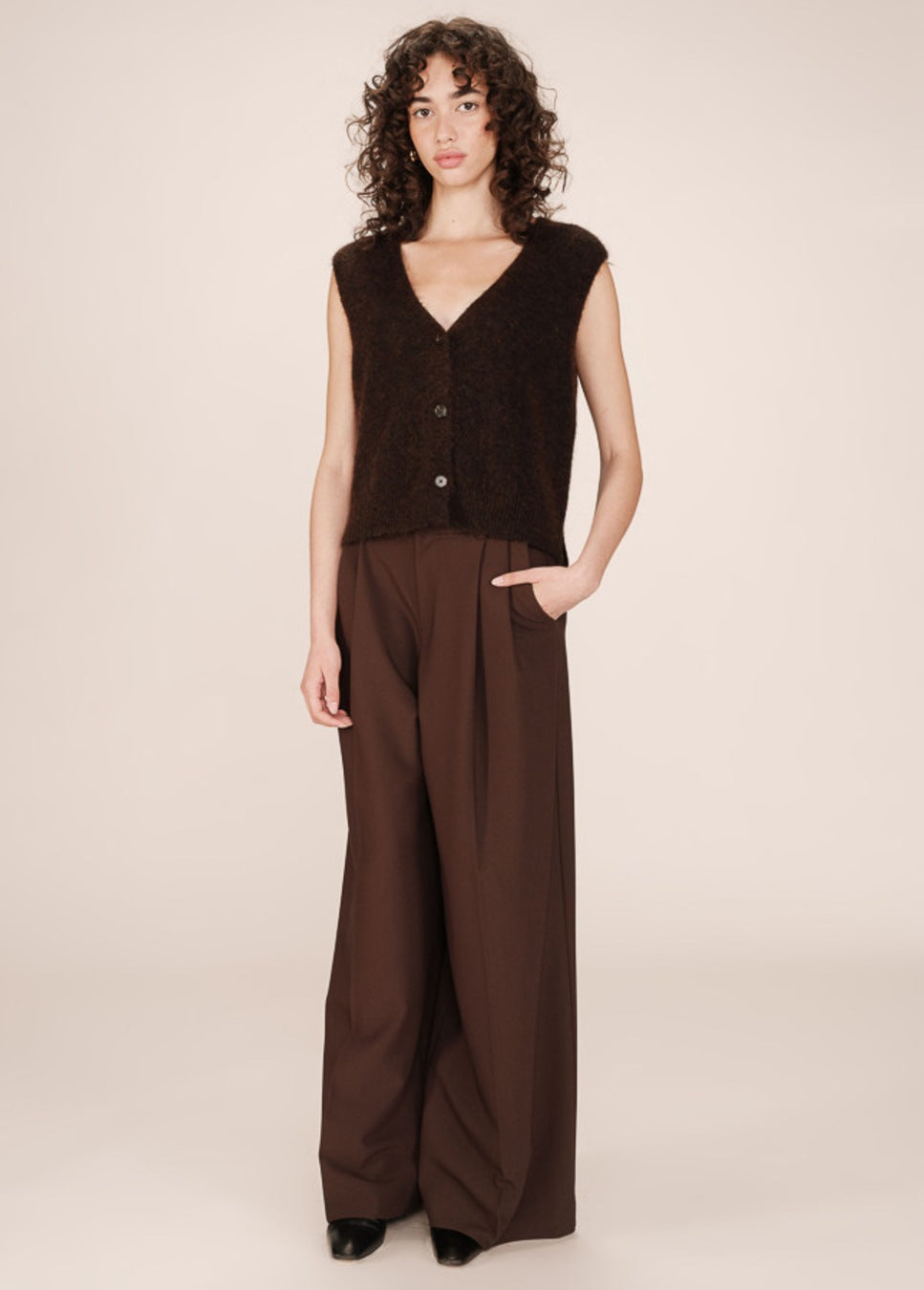 Bruine grace en mila gilet santa op model staand