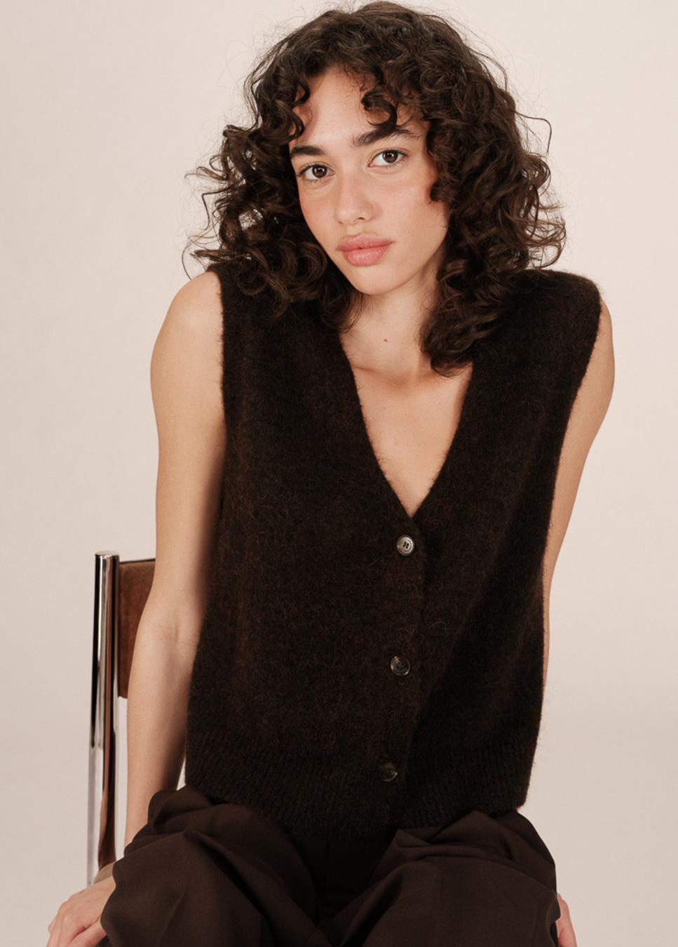 Grace en mila Santa gilet vest bruin op model zittend