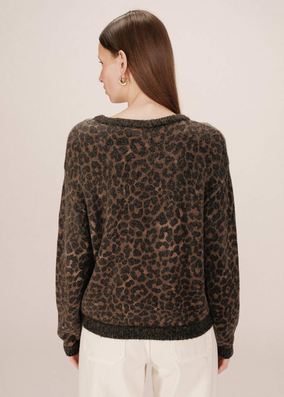 Achterkant van de Santigold leopard print grace en mila trui
