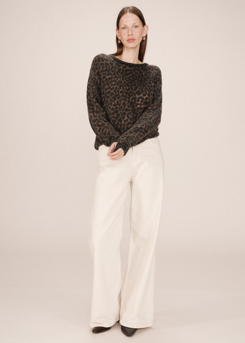 Grace & Mila santigold leopard print trui op model staand