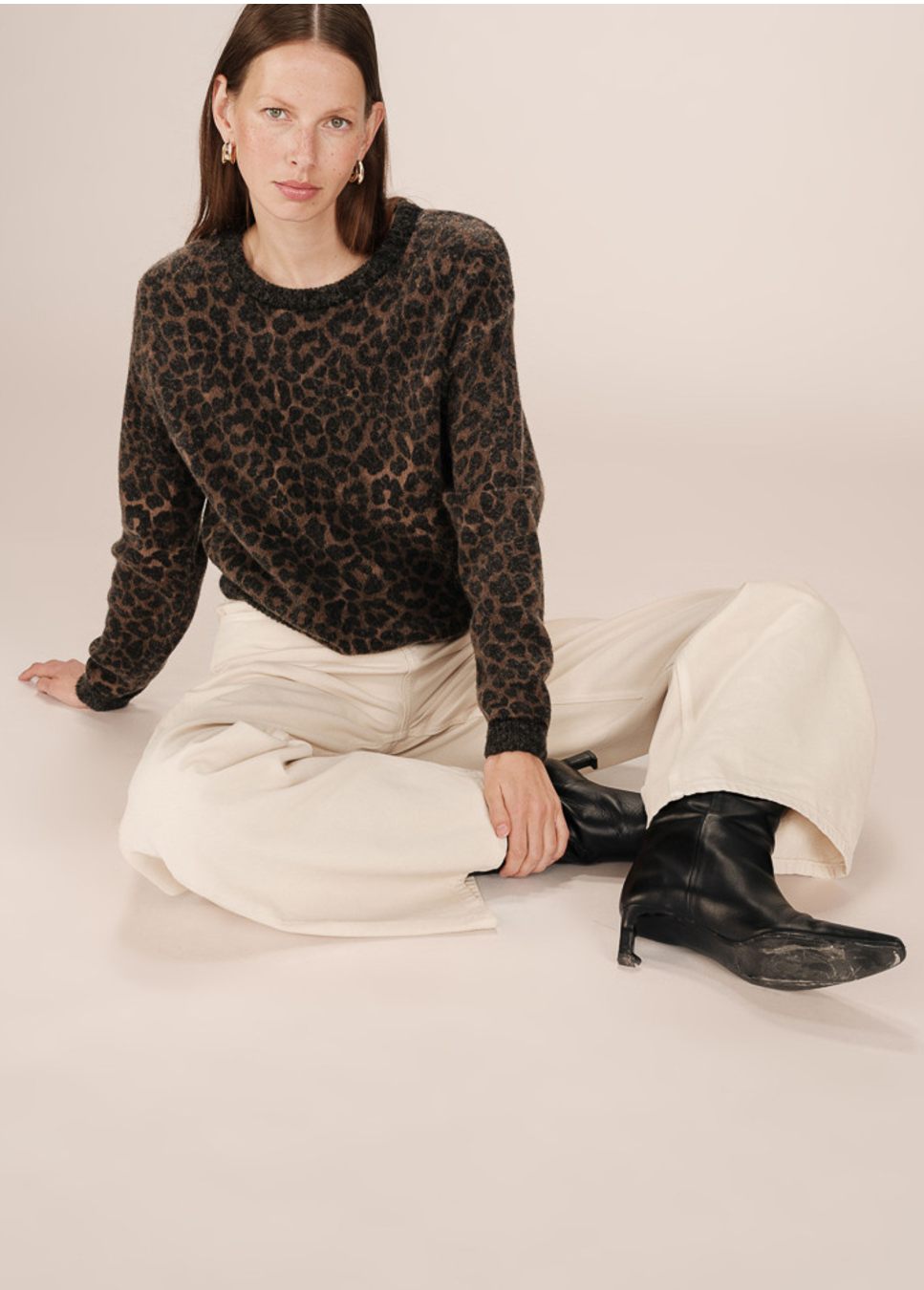Leopard print trui grace en mila op model zittend