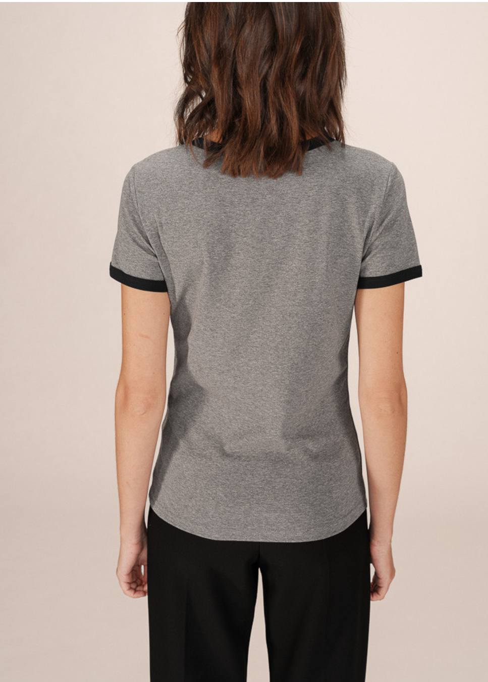 koerte mouwen grijs t-shirt grace en mila sany op model achterkant