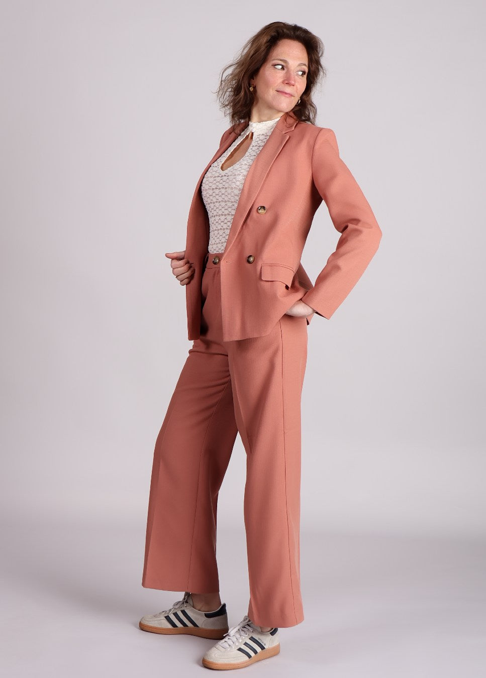 Ontdek stijlvolle vrouwenpakken bij Boetiek Aniek! Van elegante blazers tot perfect matchende pantalons, ideaal voor zowel zakelijke als casual looks. Shop trendy pakken van topmerken zoals Modstrom, Co’Couture en Studio Amaya. Creëer moeiteloos een chique en moderne outfit met onze hoogwaardige stoffen en perfecte pasvormen