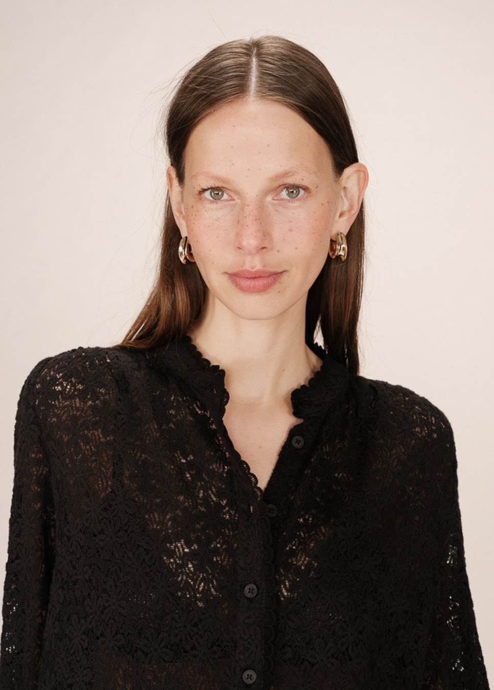 Close up van de zwarte grace en mila blouse swing met kant