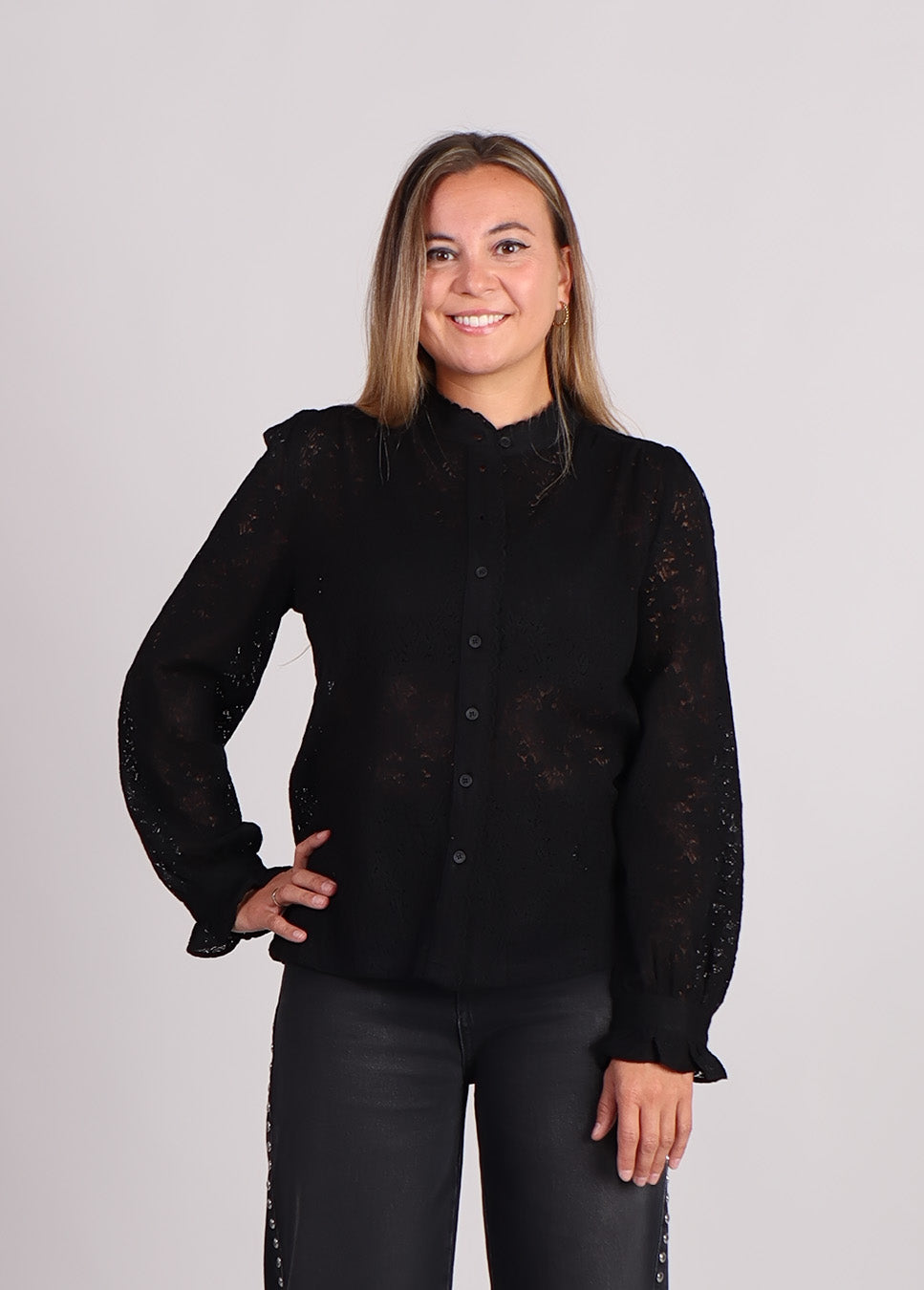 Grace & Mila Swing blouse zwart voorkant model met zwarte broek