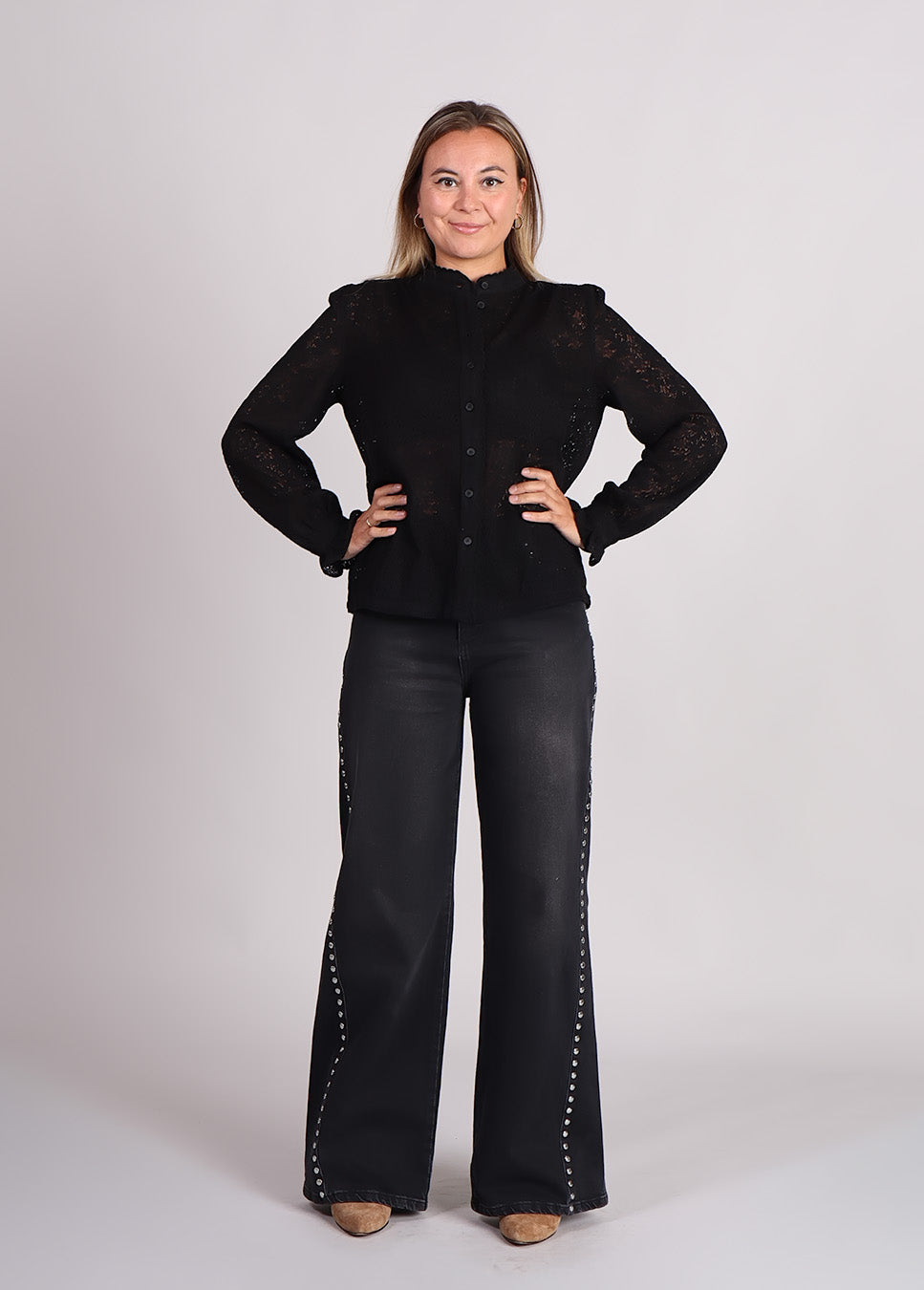 Grace & Mila Swing blouse zwart voorkant model met zwarte Homage jeans