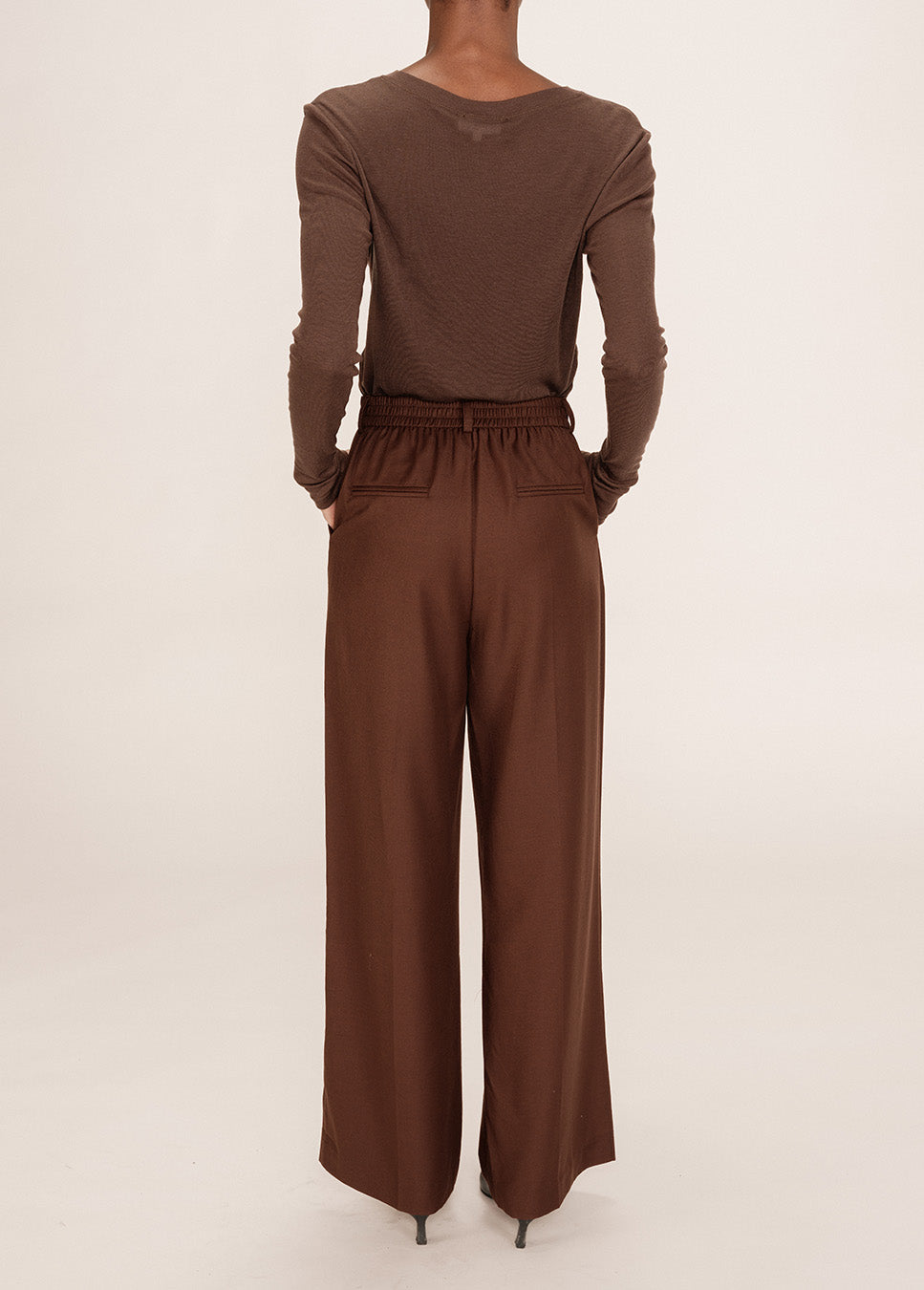 Grace & Mila Tatum pantalon wol bruin achterkant op model