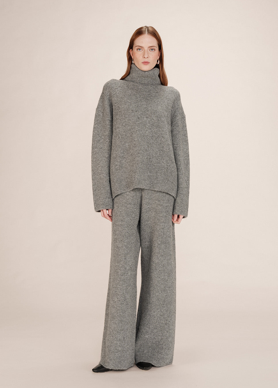 Grace & Mila Taxton broek gebreid wol grijs voorkant model met bijpassende trui los 