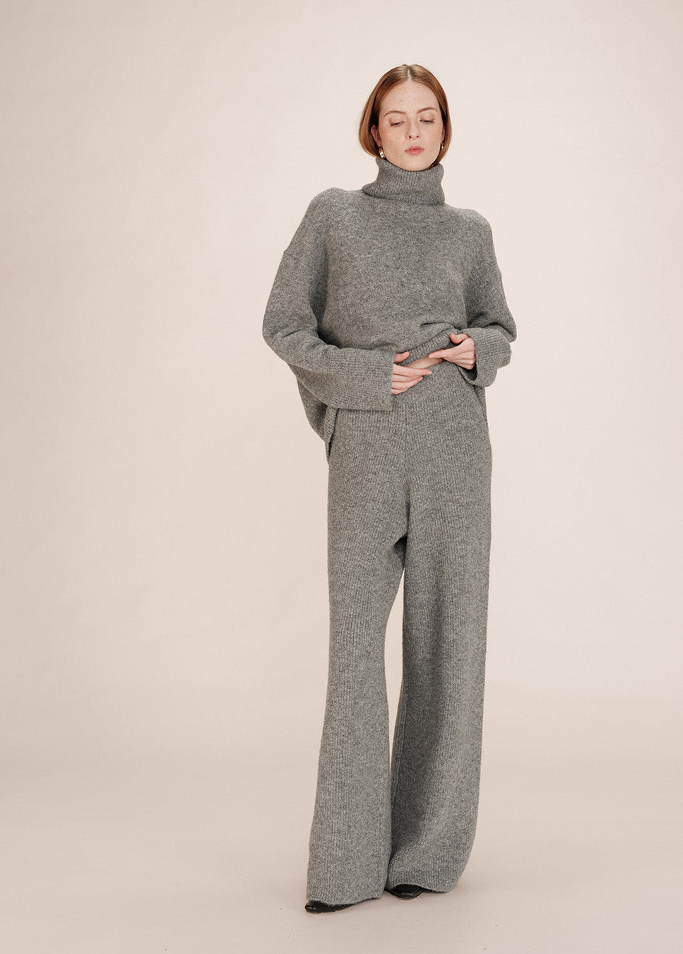 Grace & Mila Taxton broek gebreid wol grijs voorkant model met bijpassende grijze coltrui