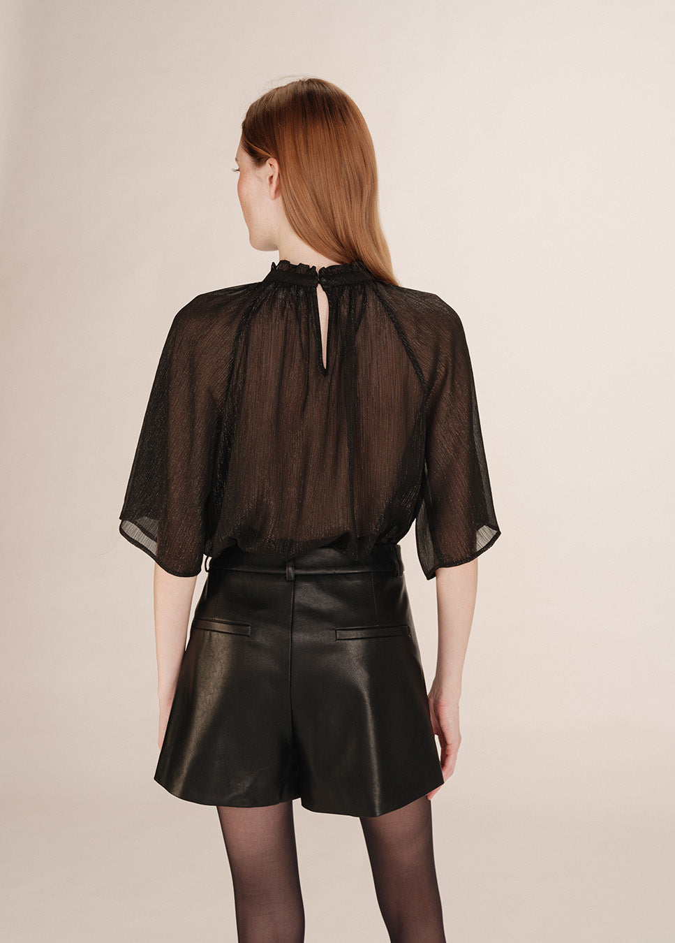 Grace & Mila Topaze top korte mouw glitter zwart achterkant model