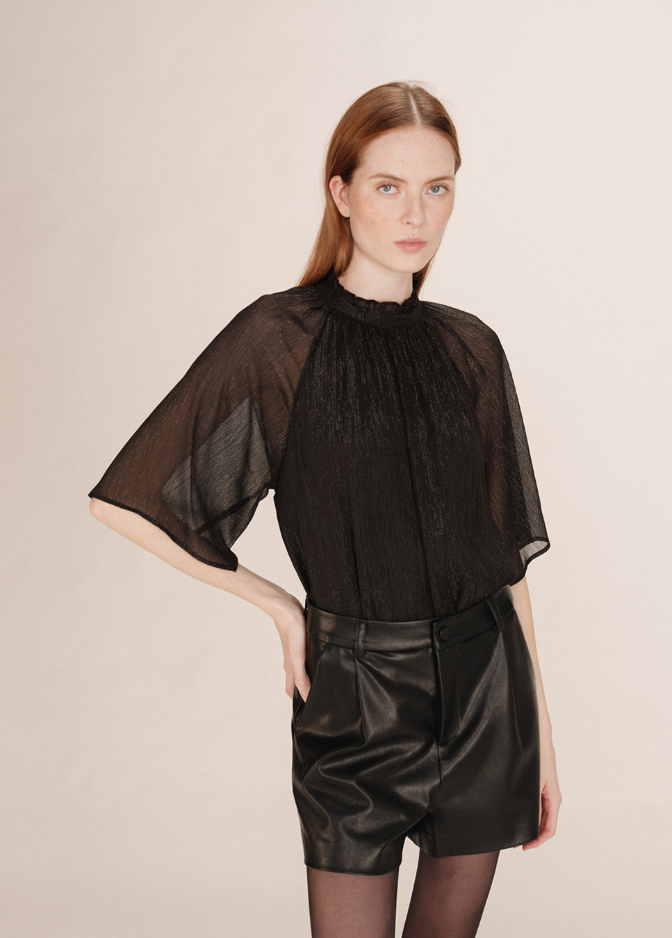 Grace & Mila Topaze top korte mouw glitter zwart voorkant model met vegan leather short zwart