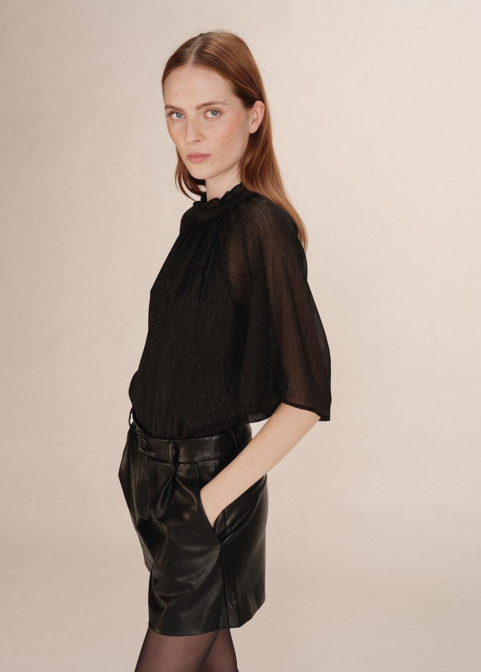 Grace & Mila Topaze top korte mouw glitter zwart semi transparant op model zijkant