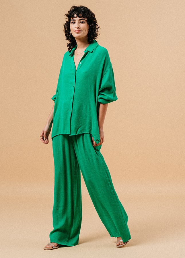 Groene pantalon Matisse van het merk Grace & Mila. De Matisse is een lange, wijde broek met een elastische taille met strikband en steekzakken aan de zijkant. De perfecte broek voor de warme zomerdagen. Combineer de groene pantalon met de bijpassende groene oversized blouse voor een comfortabele en elegante look. 