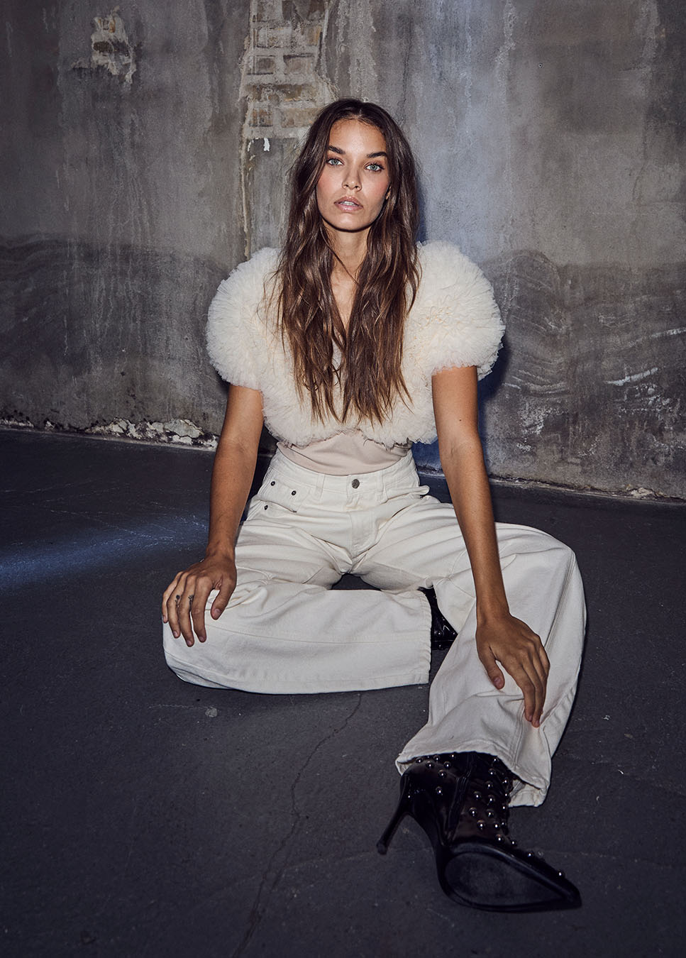 Haute L’Amitié Drew Barrel Panel Tall Jeans wit voorkant model met witte top