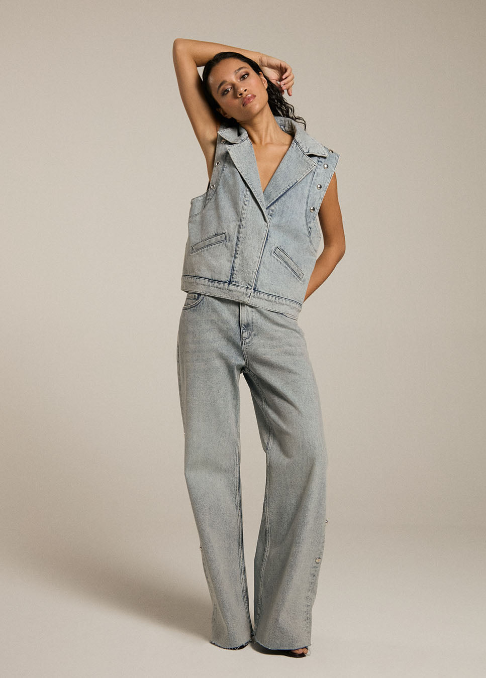 Homage mid waist wide leg jeans with big studs model voorkant