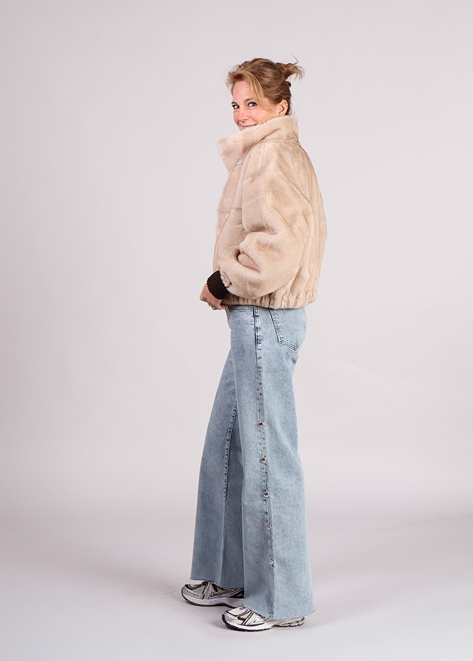 Homage mid waist wide leg jeans with big studs zijkant model met faux fur jas