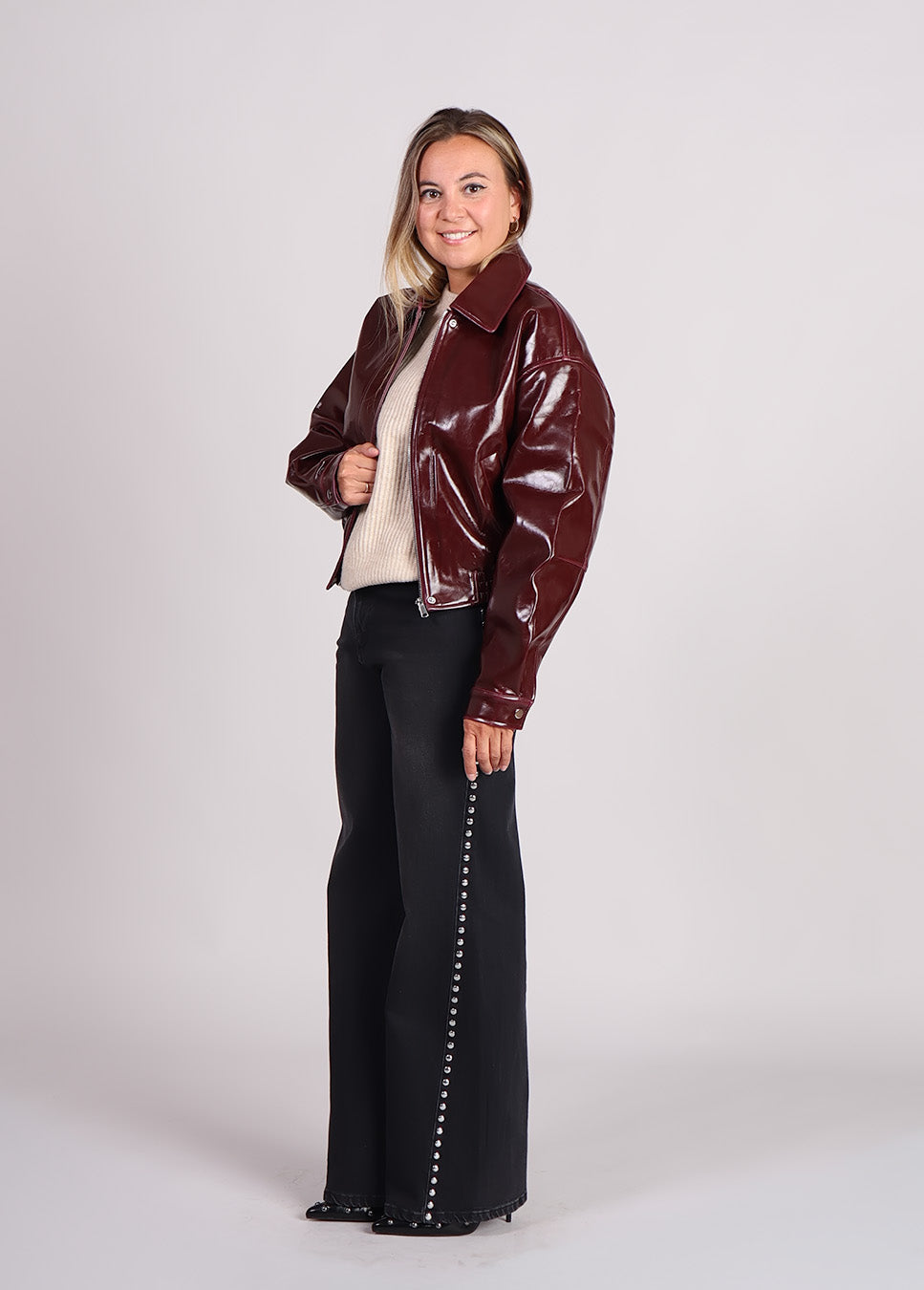 Homage palazzo jeans with big studs zwart zijkant model bordeaux rode jas