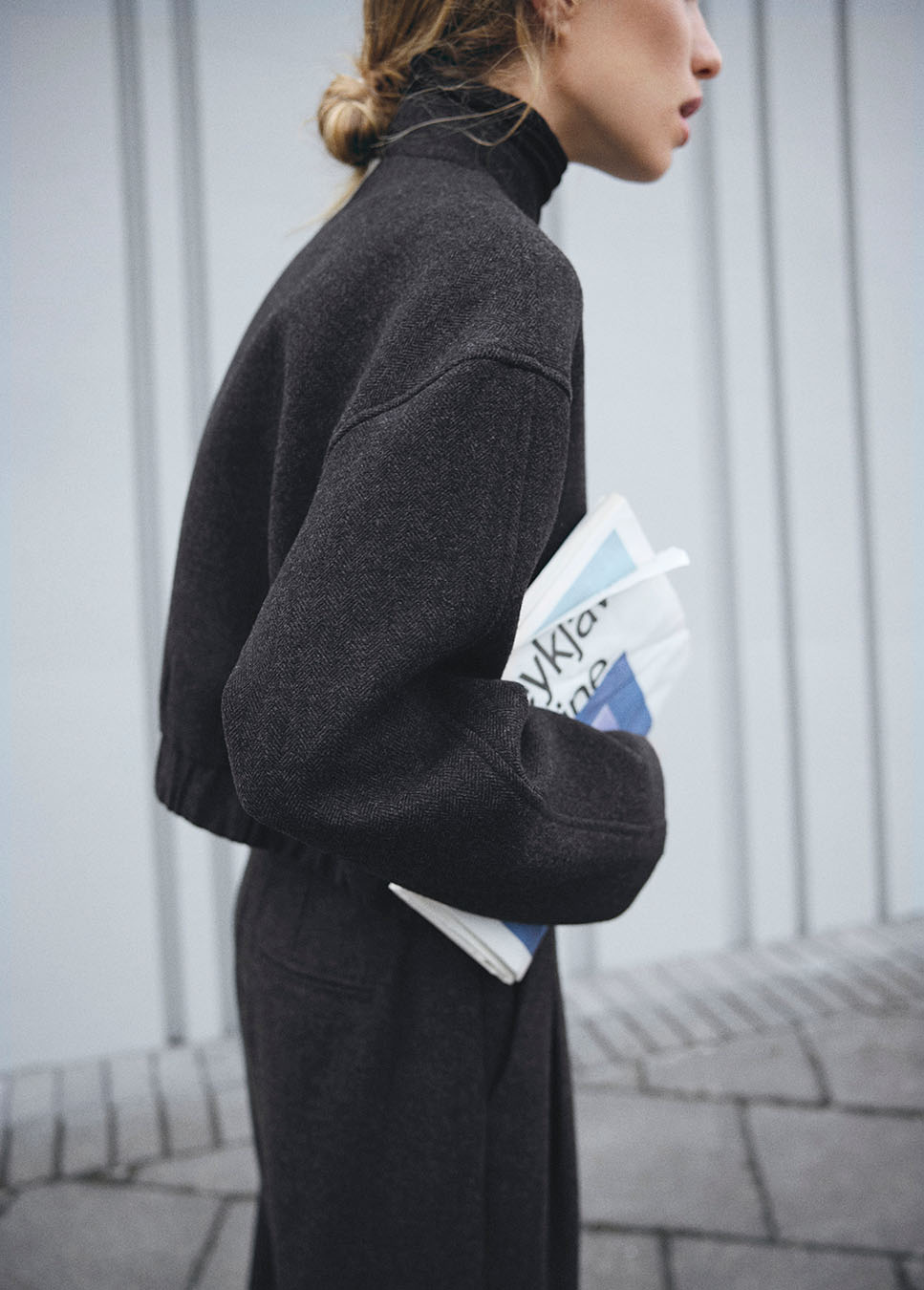 MSCH Copenhagen MSCHSeba jasje wol donkergrijs met bijpassende grijze wolmix broek detail van model