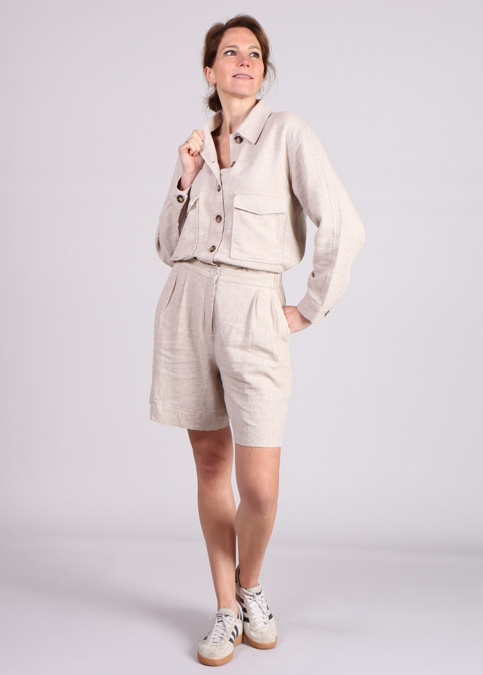 MSCH Copenhagen shorts Pennie Ginia linnen beige van kleur op model staand voorkant